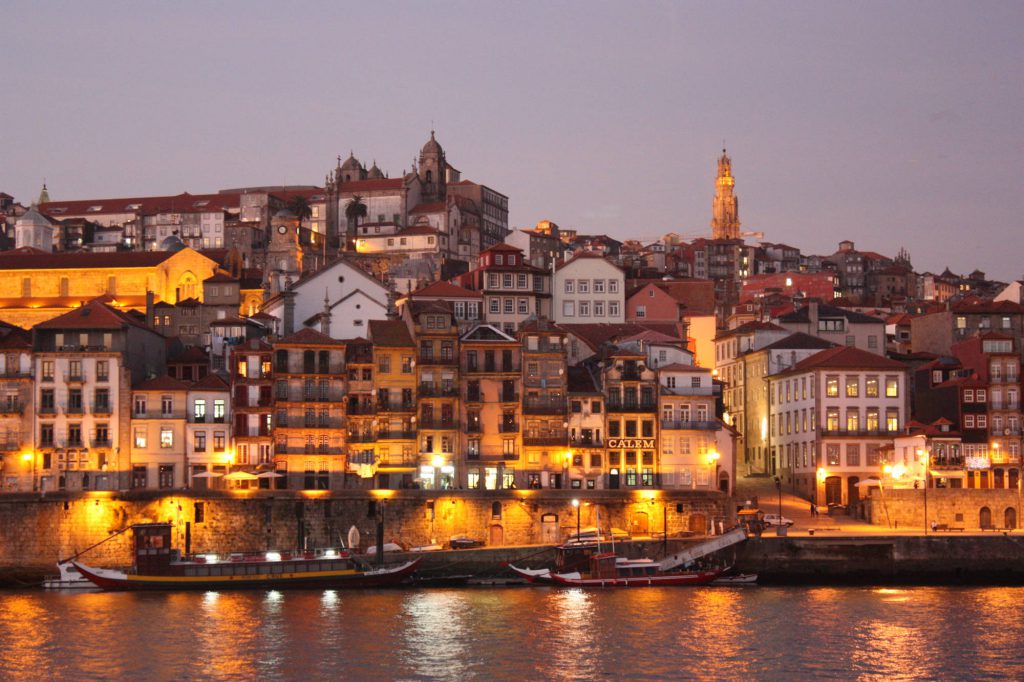 Die Altstadt von Porto in der Dämmerung